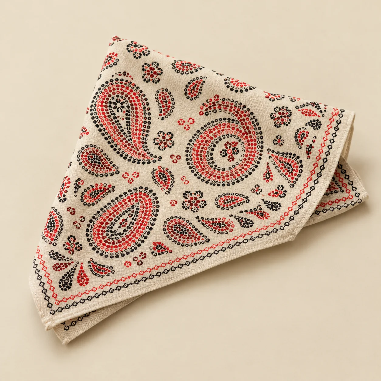 Paisley Static Bandana, foldet: print- og sømsdetalje